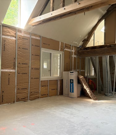 Bâtiment en travaux avec poutres apparentes