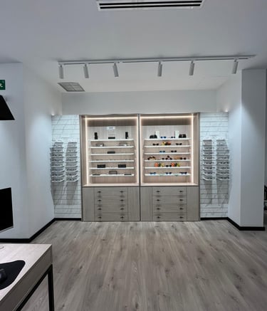 Mobiliario a medida y diseño interior de óptica moderna por MSDecop.