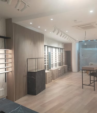 Decoración interior para ópticas en obra, proyecto MSDecop con mobiliario a medida.