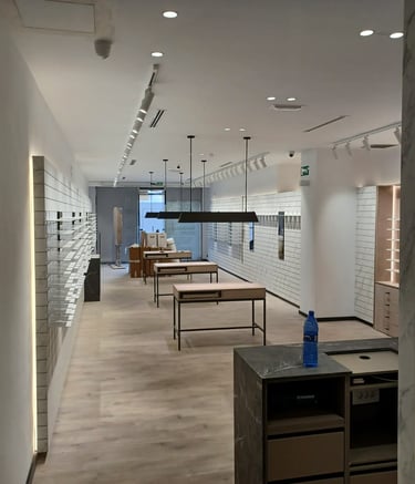 Decoración interior para ópticas en proceso de obra. Proyecto MSDecop con mobiliario a medida.