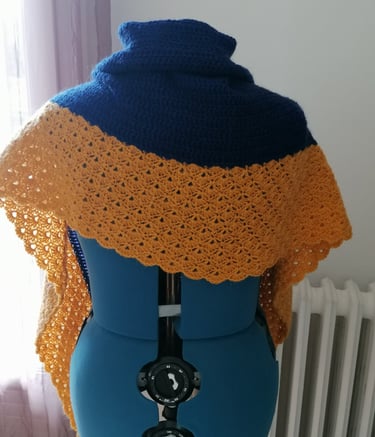Etole en point fantaisie crocheté dans un fil bleu amiral et un fil couleur moutarde 