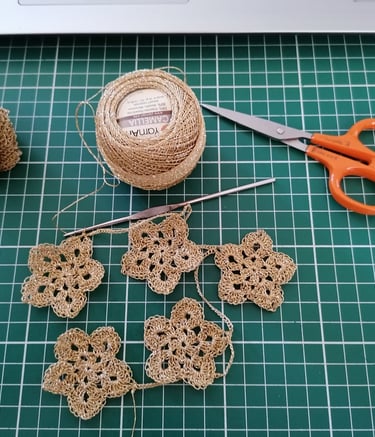 étoile faite au crochet dans un fil très fin et assemblé en guirlande 