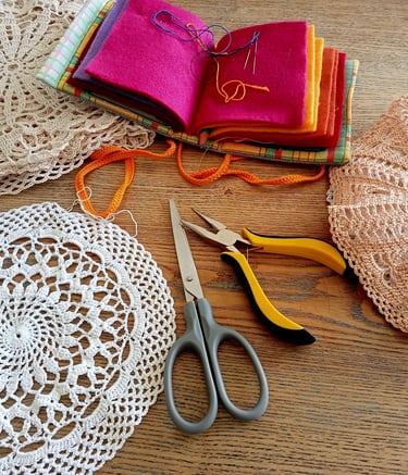 Plusieurs cercles fait au crochet dans des fils fin en coton posés sur une table en bois  