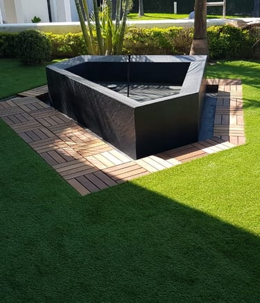 Jardín residencial con césped sintético instalado por Pasto Sintético Aldrete