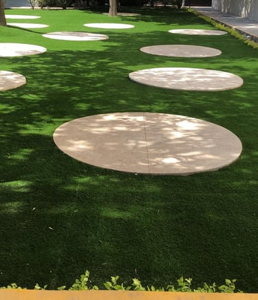 pasto sintetico instalado en el patio trasero de una universidad