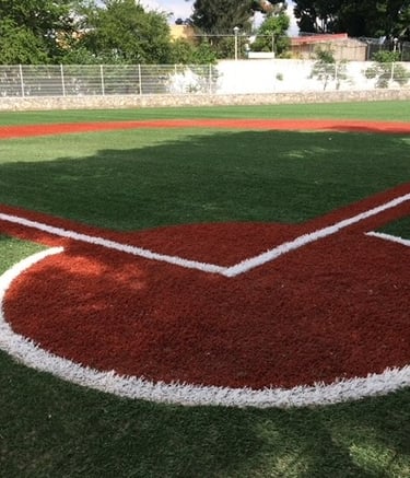 cancha de baseball dentro de una universidad 