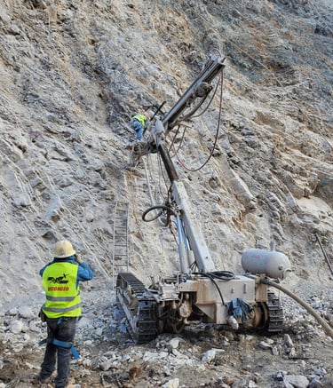 Trabajadores realizando anclaje y concreto lanzado