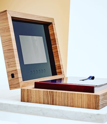 Photo album box with insertion of a multimedia screen