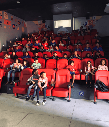 Sala de cinema com crianças