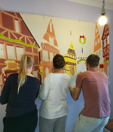 Das Team beim Malen einer Winterstadt