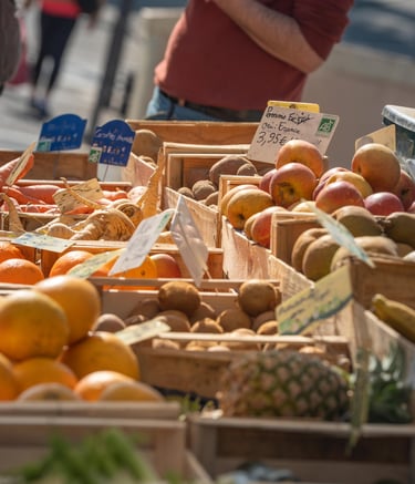 Vente de fruits et légumes au marché de la place Curial à Bron