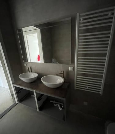 Moderne badkamer met dubbele opzetwastafel, grote spiegel en handdoekradiator in Rotterdam-Hoogvliet