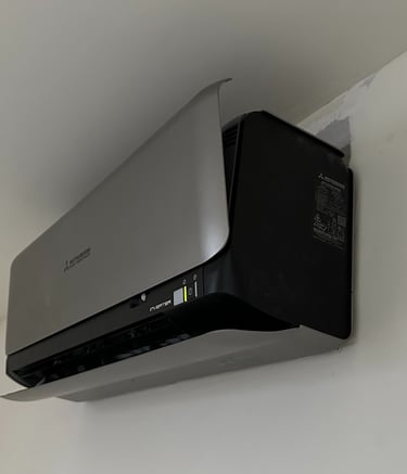 Zilverkleurige Mitsubishi wandairco met inverte technologie geïnstalleerd in woning in Hoogvliet