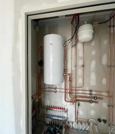 Installatie van elektrische boiler, expansievat en vloerverwarmingsverdeler in woning in Hoogvliet