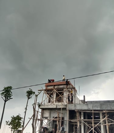 tukang sedang bekerja