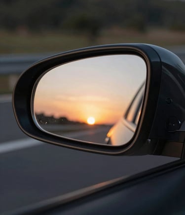 Close de alta qualidade de um painel de carro moderno e tecnológico, com o reflexo do pôr do sol brasileiro no para-brisa, simbolizando conectividade e o futuro do setor automotivo.