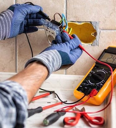 Un electrician autorizat repara instalatia electrica in casa.