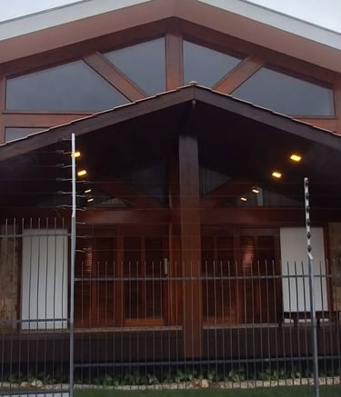 Casa com acabamentos em madeira e deck