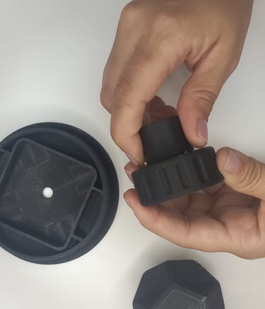 Manos con pieza impresa en 3d