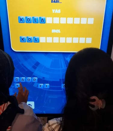 Crowd of Mandiri employees playing wrod scramble games at the learning festival