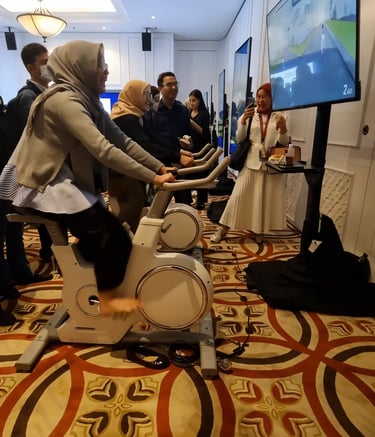 Crowd of Mandiri employees playing cycling game at the learning festival