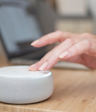Alexa na mesa integrada com automação residencial pela Artren