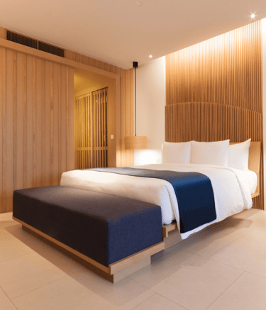 quarto com cama arrumada , iluimnação inteligente e cortina motorizada