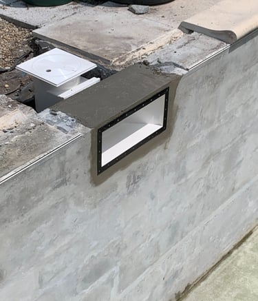 Skimmer d'une piscine installé lors de la construction d'une piscine