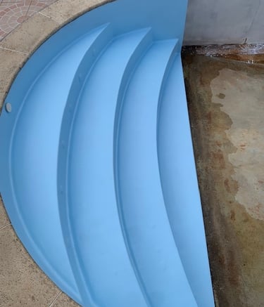 Escalier acrylique bleu rénové par Aquaref Piscine en Nouvelle Aquitaine