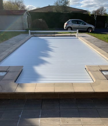 Volet de couverture hors sol installé sur une piscine