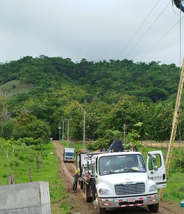 Un hombre en una plataforma elevadora en un campo.