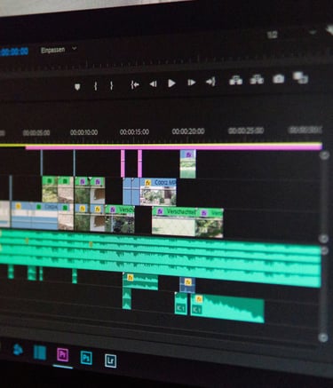 Un ordinateur avec un logiciel de montage ouvert pour une vidéo de mariage à Lille