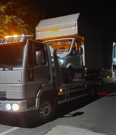 Guincho carregando furgão branco