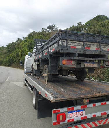 Guincho na estrada carregando caminhão