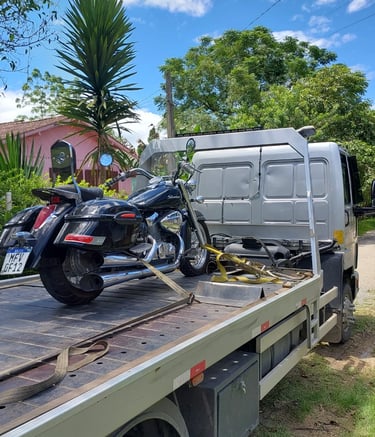 Guincho carregando moto preta