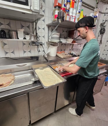 Nuestro cocinero prepara las mejores milanesas de Madrid
