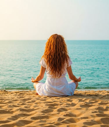 Mujer meditando en la playa