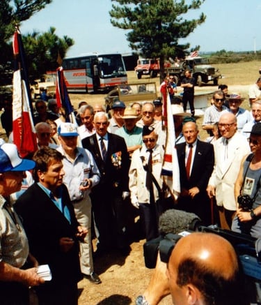 Dominique Taddei entouré d'élus, d'anciens combattants et de membres bénévoles de l'aéroclub. 