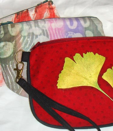 Wristlet sewing pattern. Finished size : 5.5 x 7 x 1 inch