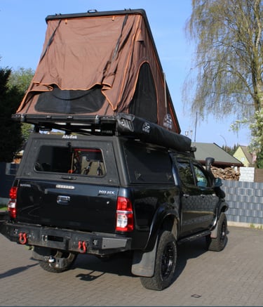 Pickup mit Offroad-Umbauten zur technischen Fahrzeugbewertung