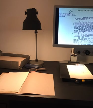 Momentos de investigación en los Archivos Nacionales de Francia, una telelupa muestra documentos.