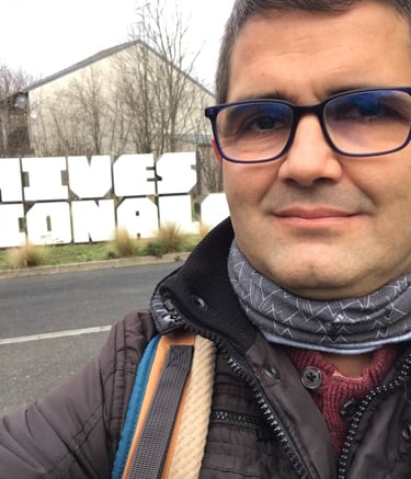 Ginés García Gómez frente a la entrada de los Archivos Nacionales de Francia en París