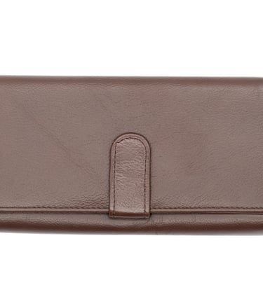 Portofel din piele maro, fotografiat din față, centrat pe fundal alb.