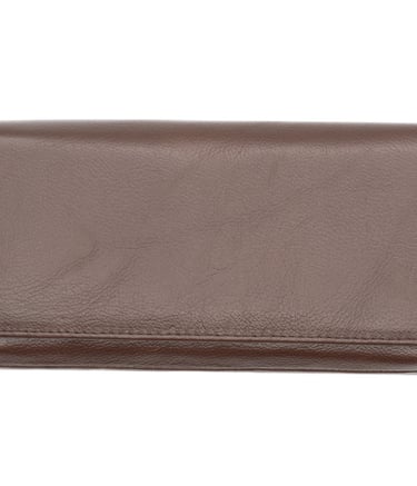 Portofel din piele maro, fotografiat din spate, centrat pe fundal alb.