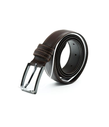 Curea din piele maro, rulat ă și fotografiată oblic pe fundal alb.