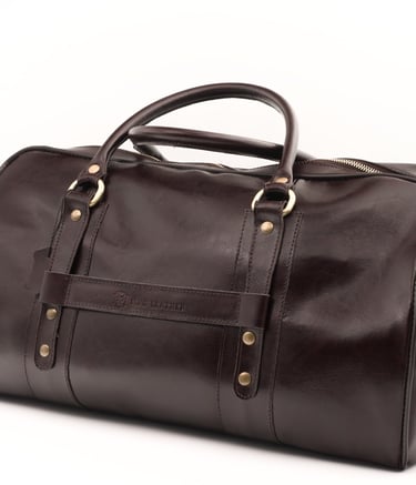 Geantă de voiaj din piele maro închis, fotografiată din față, centrată pe fundal alb.