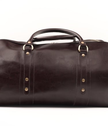 Geantă de voiaj din piele maro închis, fotografiată din față, centrată pe fundal alb.