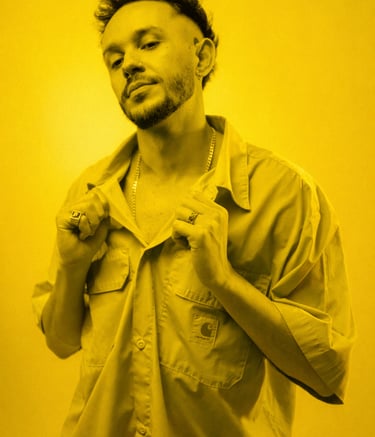 dj welk, homem com a mao na blusa