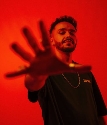 dj welk, homem com a mao esticada