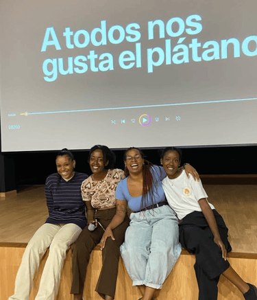un grupo de mujeres afro sentadas en un escenario